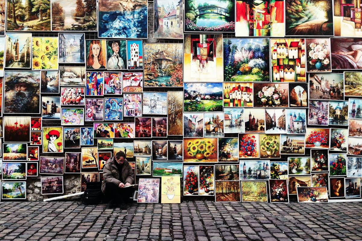 Selling Artworks on the Street Image via goinswritercom هلدينگ هنر ايرانيان خرید و فروش آثار هنری
